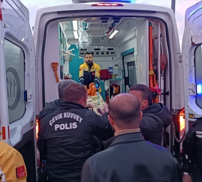 Van Gölü'nde donma tehlikesi geçiren kişi ekiplerce kurtarıldı