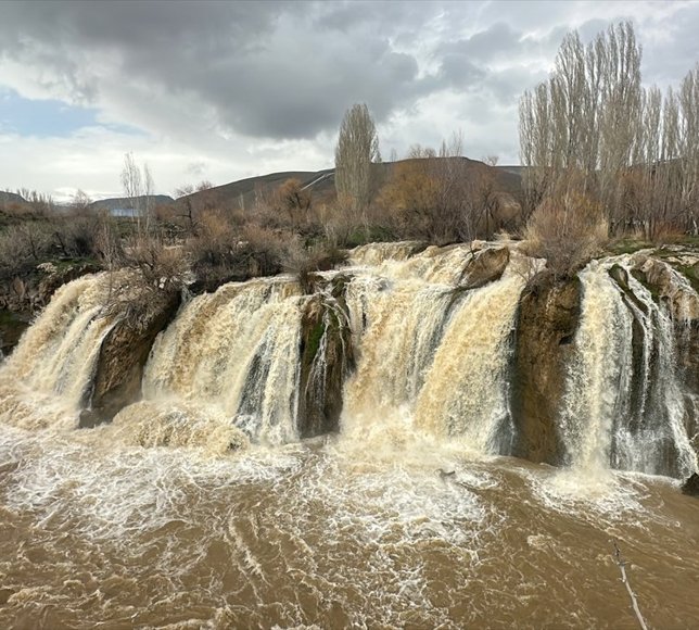 Van'da etkili olan yağışlarla Muradiye Şelalesi daha coşkulu akmaya başladı