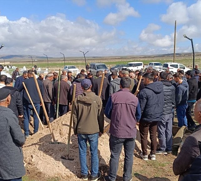 Van'da sahipsiz köpeklerin saldırısında hayatını kaydeden çocuğun cenazesi defnedildi