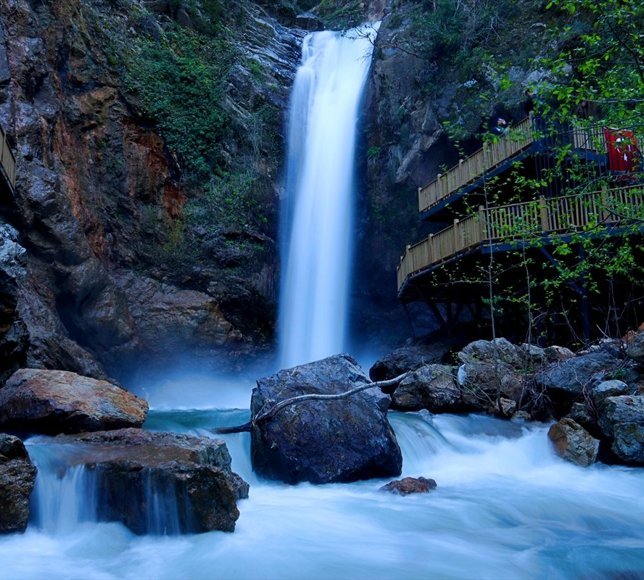 Yağışlar Karaçay Şelalesi'nin debisini artırdı