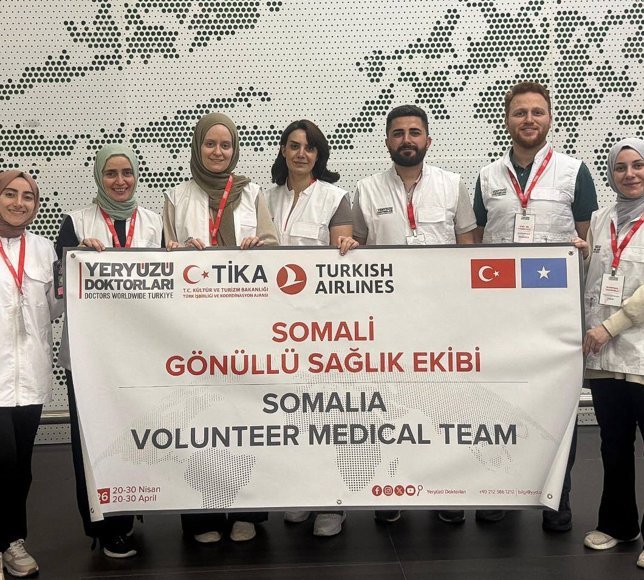 Yeryüzü Doktorları Derneğinin gönüllü sağlık ekibi Somali'ye gitti