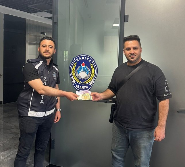 Alanya'da yolda bulunan 700 avro sahibine teslim edildi