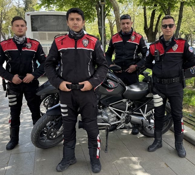 Araç kullanırken boğazına erik kaçan sürücü, polisin Heimlich manevrasıyla kurtuldu