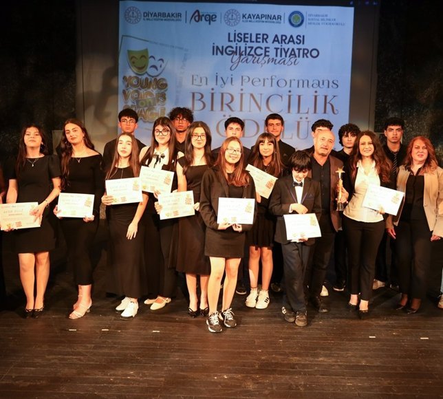 Diyarbakır'da 'Aile' temalı liseler arası İngilizce tiyatro yarışması tamamlandı