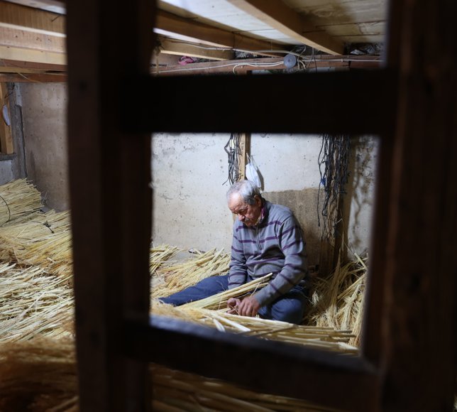 'Dünya Ahisi' seçilen ot süpürge ustası, çırak bulamamaktan yakınıyor