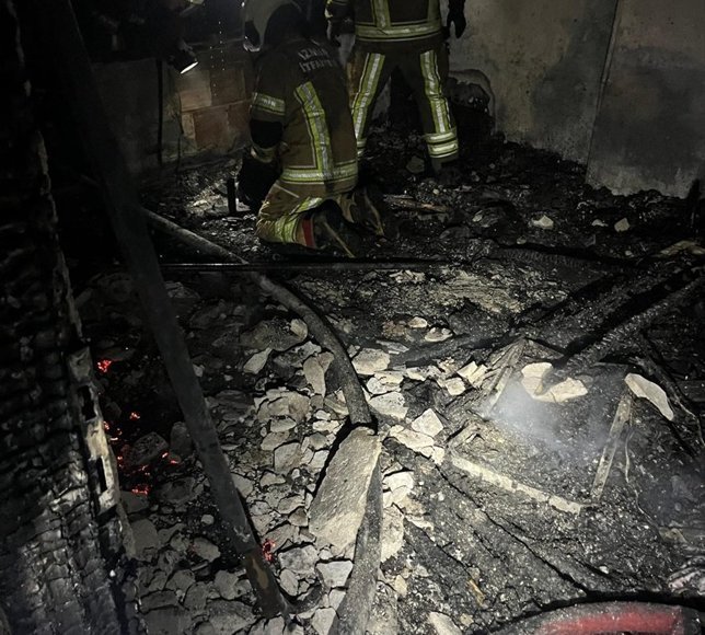 GÜNCELLEME - İzmir'de yangın çıkan evdeki bebek öldü, 3 kardeşi dumandan etkilendi