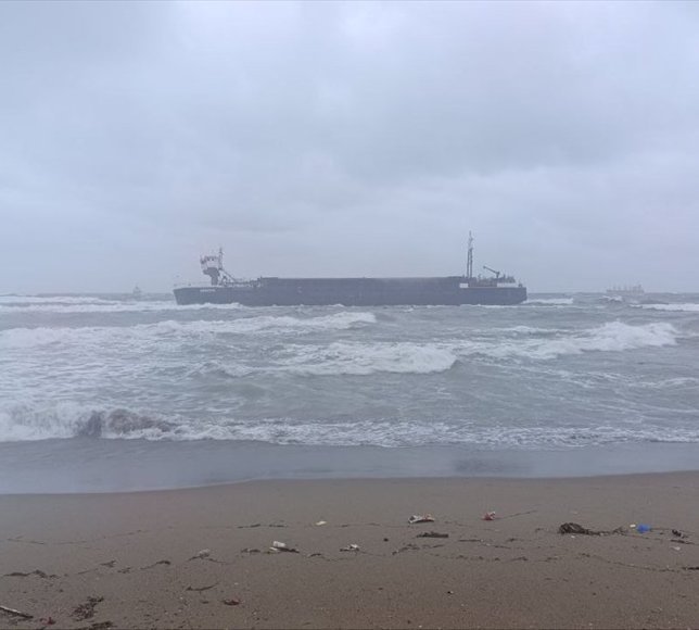 GÜNCELLEME - Sakarya'da kuru yük gemisi karaya oturdu