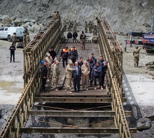Hakkari Valisi Taşyapan, Hakkari-Van yolunda inşa edilen panel köprü çalışmalarını inceledi