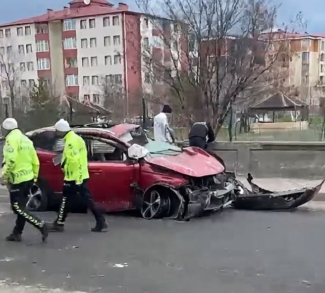 Kars'ta bahçe duvarına çarpan otomobildeki 1 kişi öldü, 1 kişi yaralandı