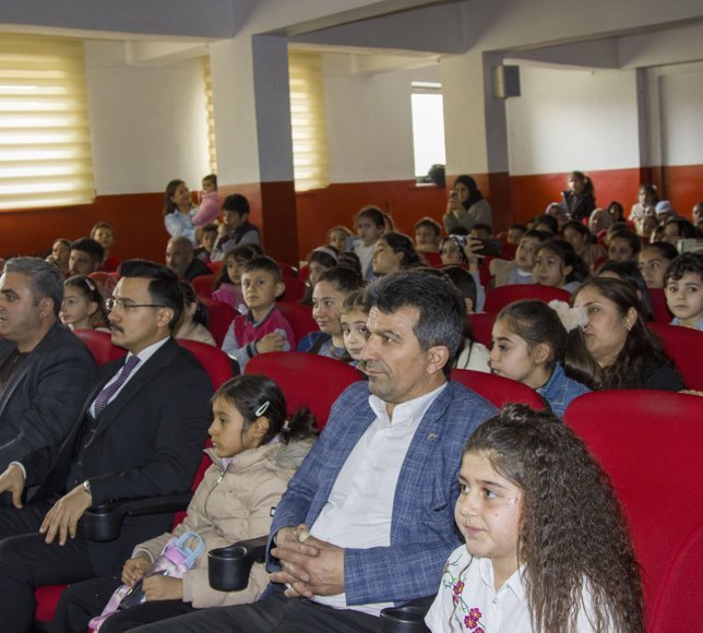 Kars'ta köy okulunda kurulan çocuk tiyatrosu, ilk oyununu sahneledi