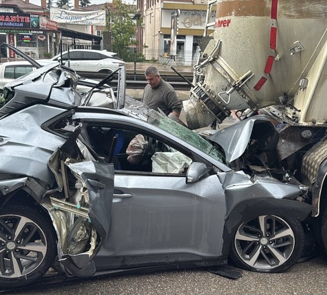Kocaeli'de zincirleme kazada tır ile tankerin arasında ezilen otomobilin sürücüsü yaralı kurtuldu