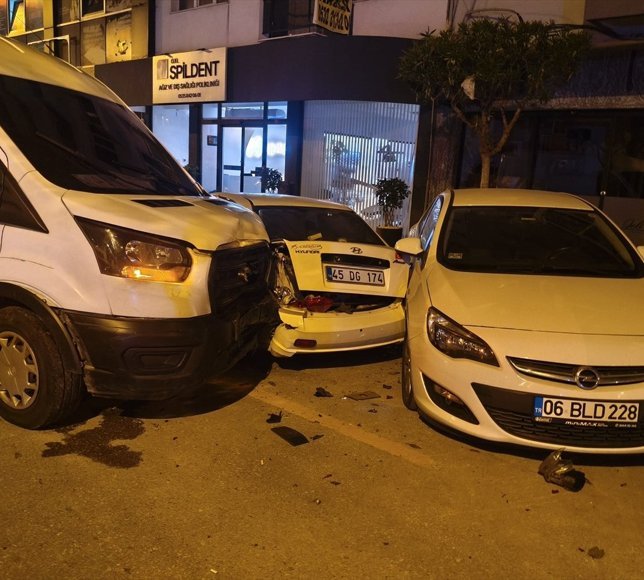 Manisa'da alkollü sürücünün kullandığı kamyonet, park halindeki 13 araca çarptı