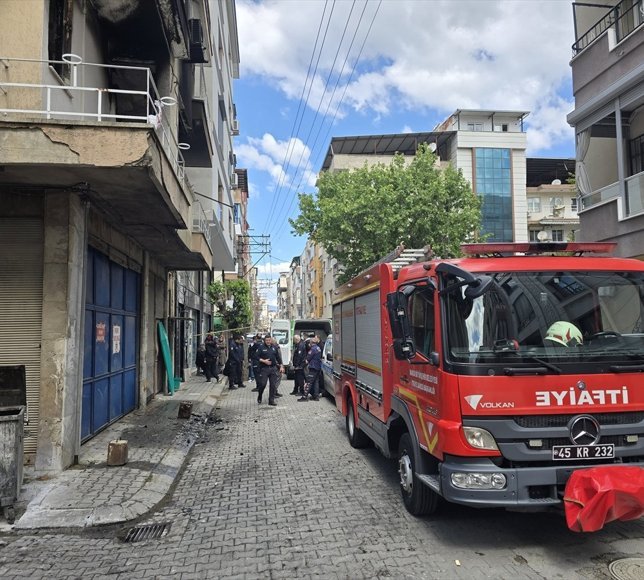 Manisa'da apartman dairesinde çıkan yangında bir kişi öldü