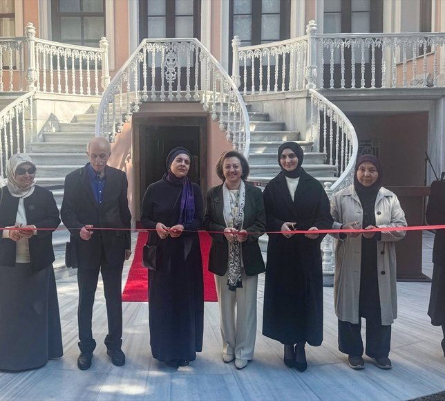 Ressam Hülya Yazıcı'nın retrospektif sergisi, Dolmabahçe Resim Müzesi'nde açıldı
