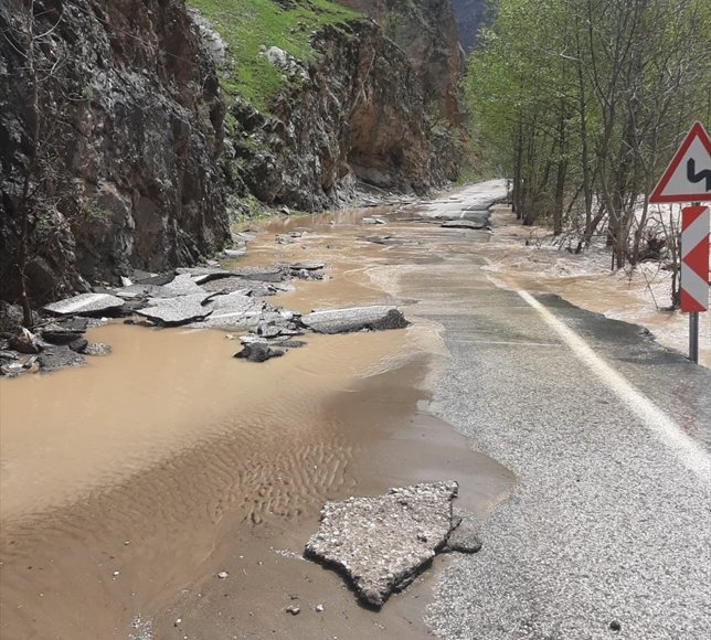 Tunceli-Ovacık kara yolu Munzur Çayı'nın taşması sonucu ulaşıma kapatıldı