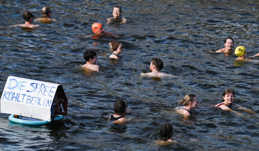 Berlin’de Yüzme Yasağına Karşı Spree Nehri’nde Protesto