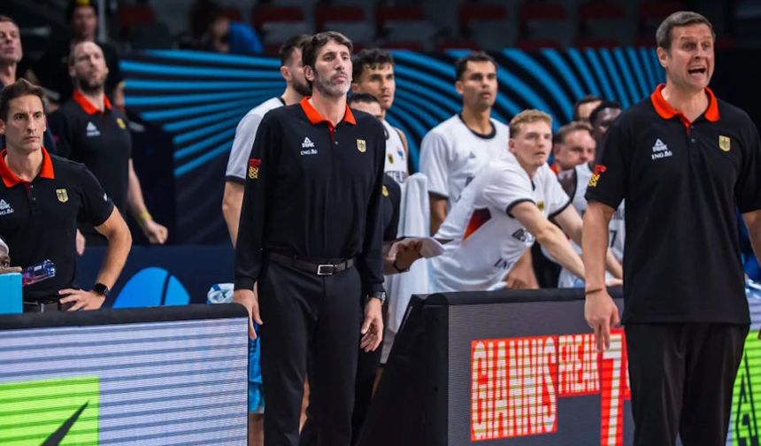 Almanya koçu kutlama yapamadan hastaneye kaldırıldı