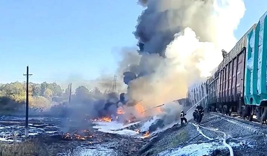 Yük treni ile kamyon çarpıştı: Yangın çıktı…