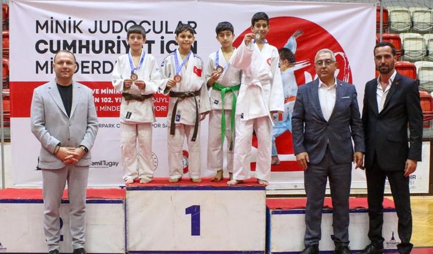 Minik sporcular Cumhuriyet için ter döktü