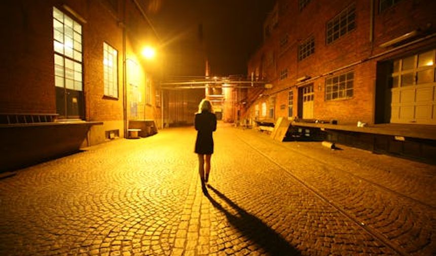 Almanya'da gece tek yürüyen kadınlar korkuyor