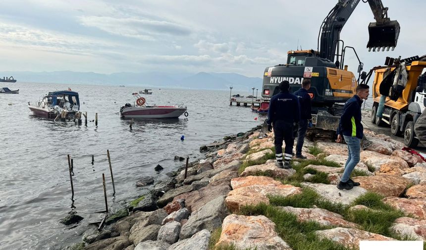 Karşıyaka’daki kaçak iskeleler yıkılıyor