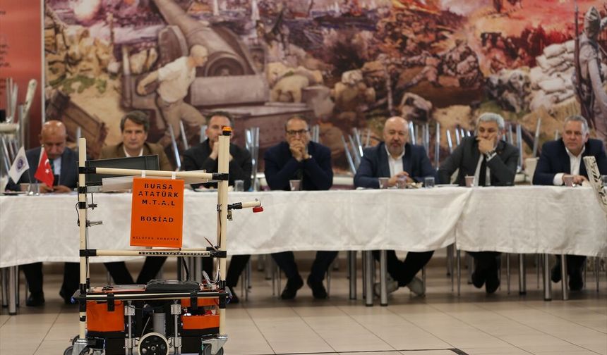 Bursa'da liselilerin geliştirdiği otonom robot 'Vektör' sanayide iş yükünü hafifletecek