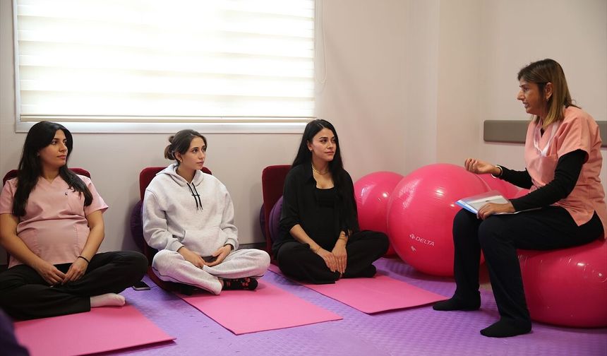 Hatay'da anne adayları doğum korkularını gebe okulundaki eğitimlerle aşıyor