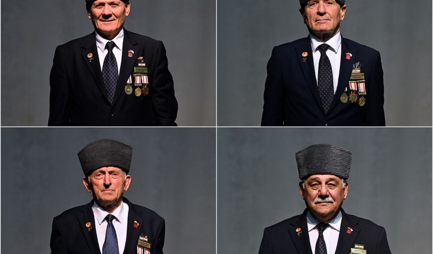 Kıbrıs gazilerinden oluşan koro kahramanlık ezgilerini seslendiriyor