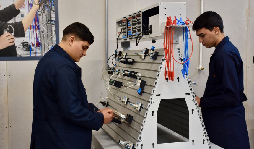 Kocaeli'deki meslek lisesinde yetişen bakım teknisyenleri sanayinin ihtiyacını karşılayacak