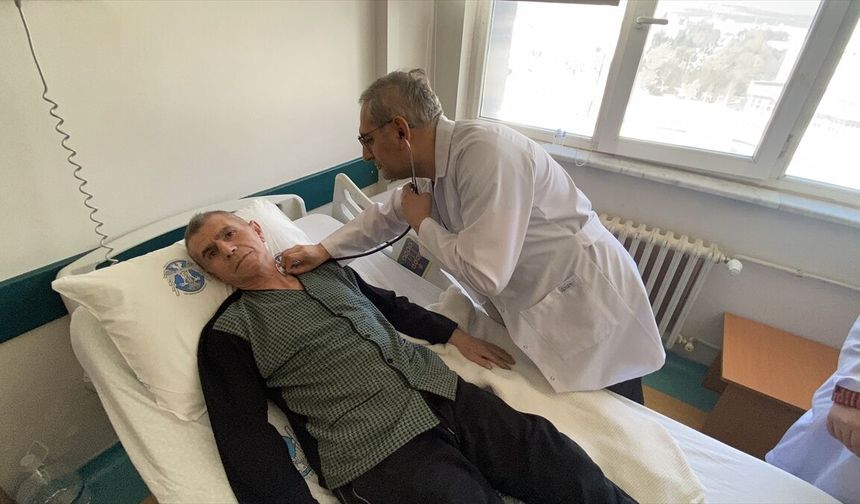 Şah damarındaki yapısal bozukluk nedeniyle felç geçiren hasta stent takılınca ayağa kalktı