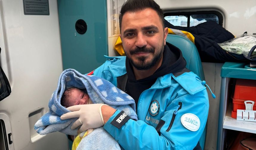 Şanlıurfa'da ambulansta doğum yapan kadın, bebeğine sağlık çalışanının ismini verdi