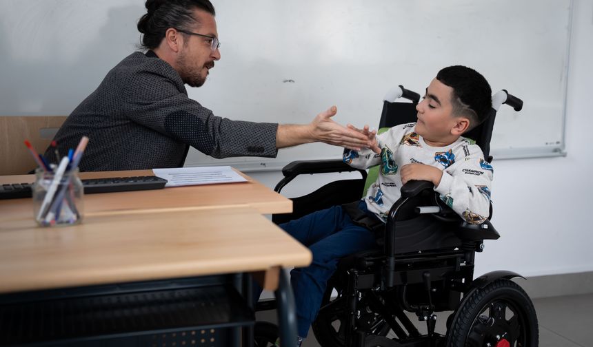 Serebral palsili 7 yaşındaki Hüseyin, okuma yazmayı hastane sınıfında öğrendi