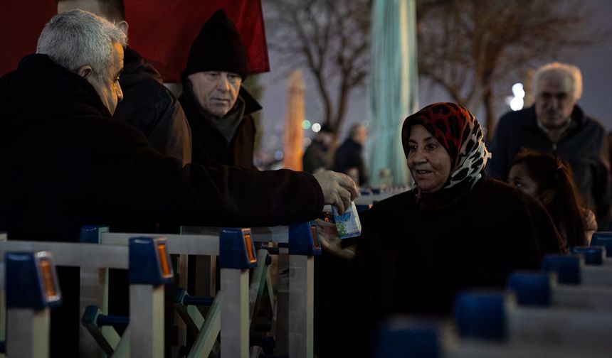 Başkentte 'kandillerde süt ikramı' geleneği sürdürülüyor