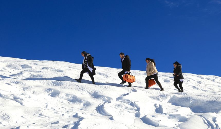 Hakkari'de sağlıkçılar erken teşhis için kar kış demeden yollarda