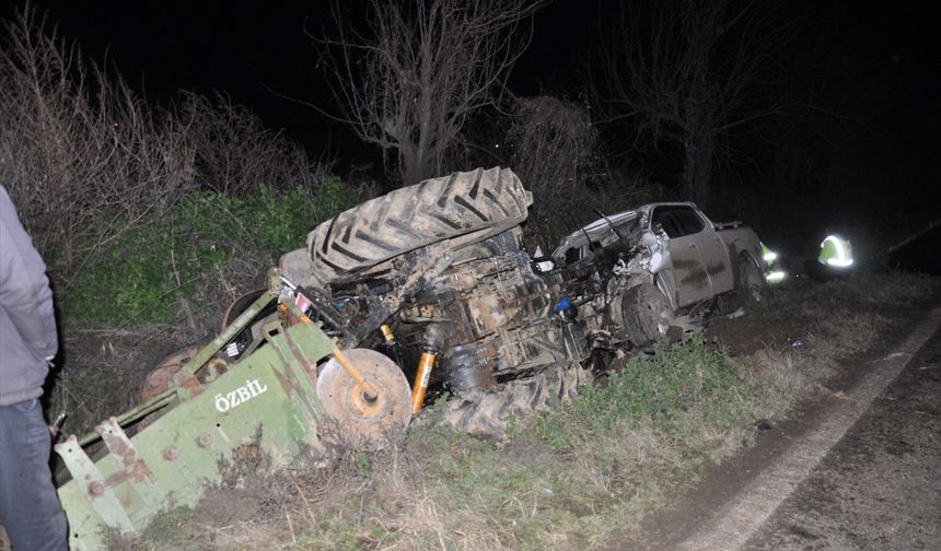 İzmir'de traktör ile pikabın çarpıştığı kazada sürücüler yaralandı