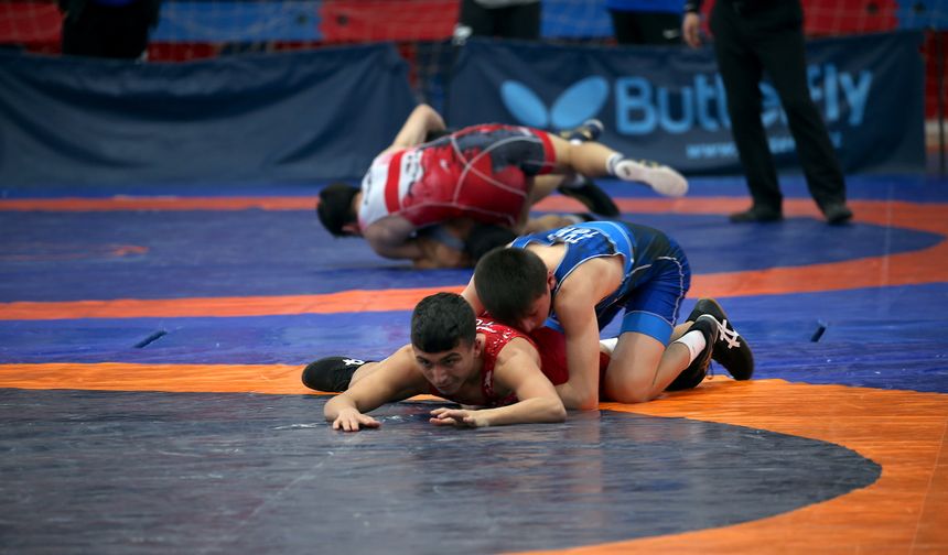 Kars'ta 17 yaş altı serbest ve grekoromen stil güreş müsabakaları başladı