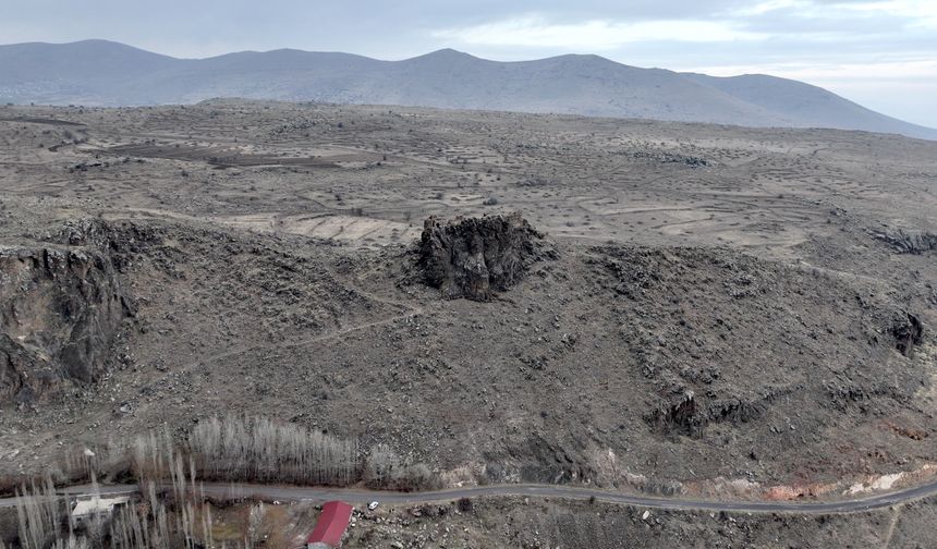 Kaya kütlesi üzerine kurulu 1000 yıllık Murtaza Kalesi zamana direniyor