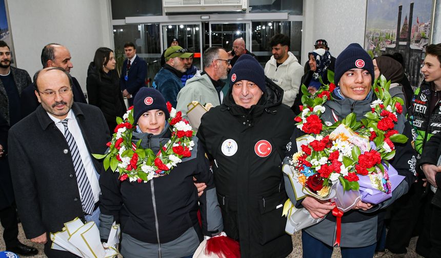 Avusturya'da madalya kazanan otizmli ikiz kayakçılar, Erzurum'da çiçeklerle karşılandı