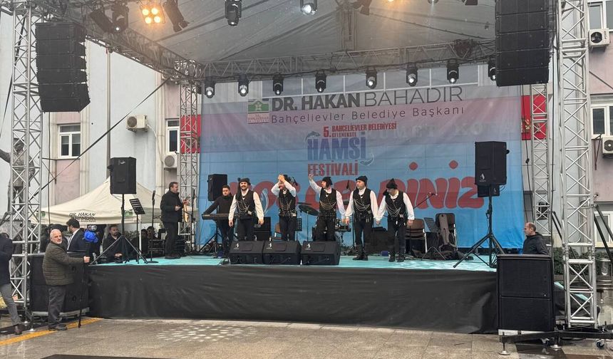 Bahçelievler Belediyesinin düzenlediği festivalde 5 ton hamsi dağıtıldı