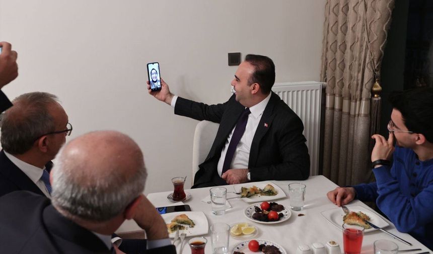 Bakan Kacır Malatya'da depremzede ailenin iftar sofrasına konuk oldu