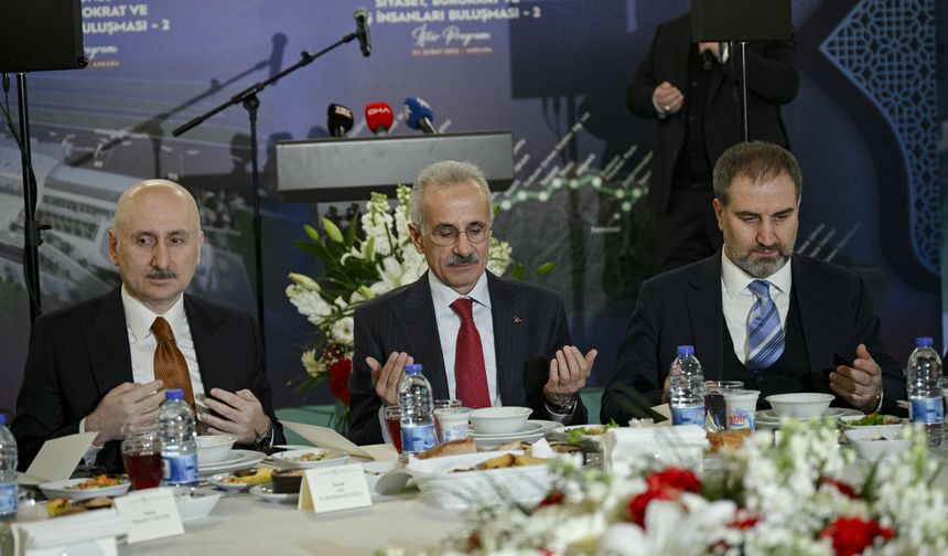 Bakan Uraloğlu, Trabzonlu iş ve siyaset dünyasının önde gelenleriyle iftarda buluştu: