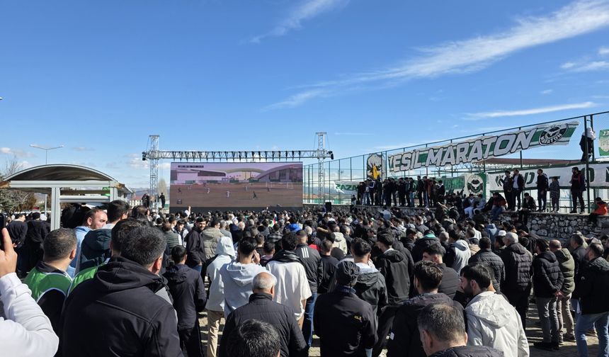 Bingöl'de cezalı takımlarının maçını stat dışında dev ekrandan izlediler