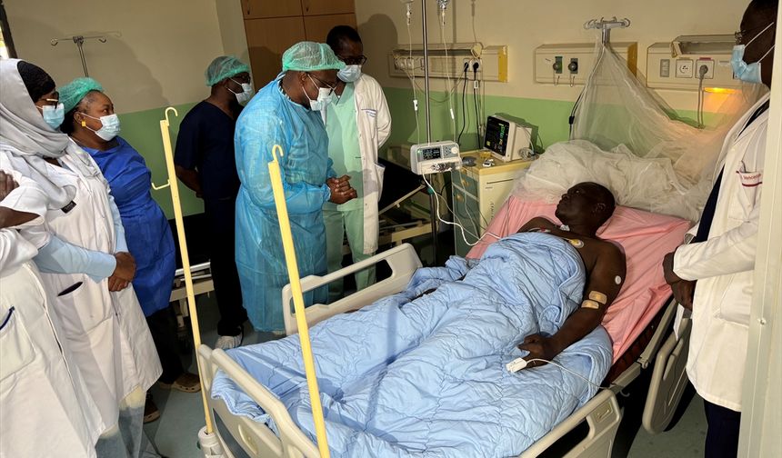 Burkina Faso Sağlık Bakanı Kargougou'dan Türk hekimlerin ameliyat ettiği hastalara ziyaret: