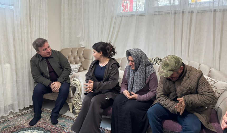 Erzincan Valisi Aydoğdu, engelli ablasına ve ağabeyine bakan Çilem'in hikayesini paylaştı