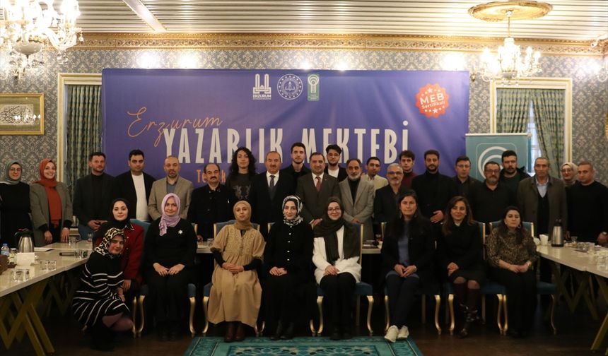 Erzurum'da genç kalemler 'Yazarlık Mektebi' programından sertifikalarını aldı