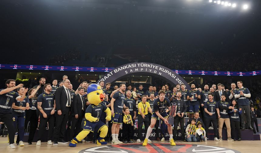 Fenerbahçe Beko kupasını aldı