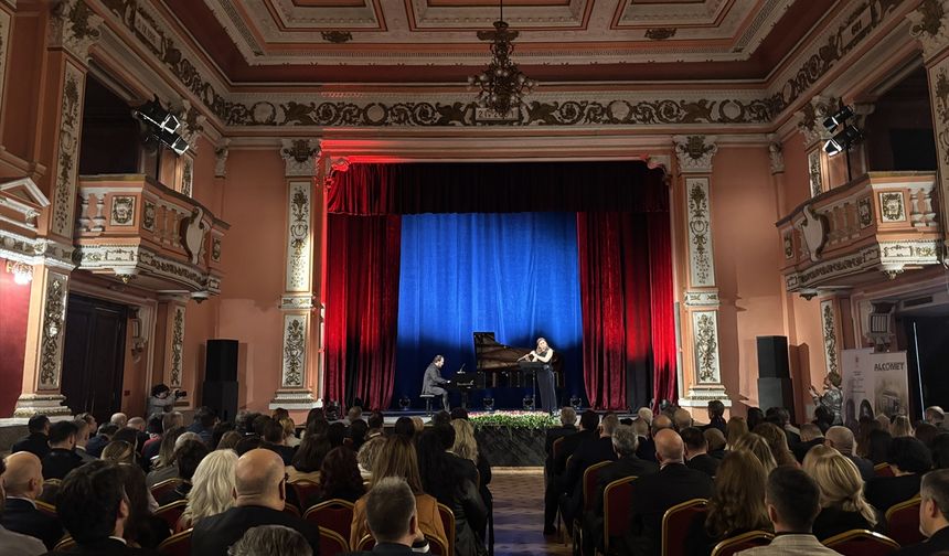 Flüt sanatçısı Zeynep Keleşoğlu ile piyanist Gökhan Aybulus Bulgaristan'da konser verdi