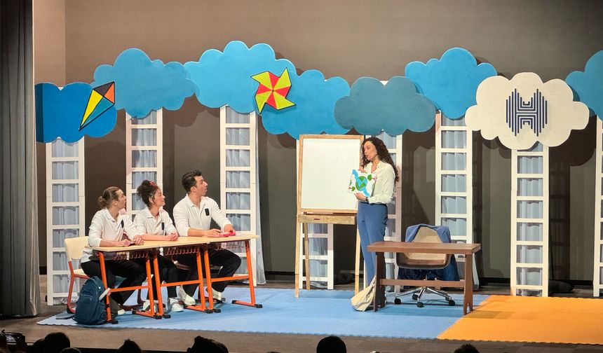 Halkbank Çocuk Tiyatrosunun 'Süper Kahramanlar: Dünyamızı Koruyoruz' oyunu seyirciyle buluştu