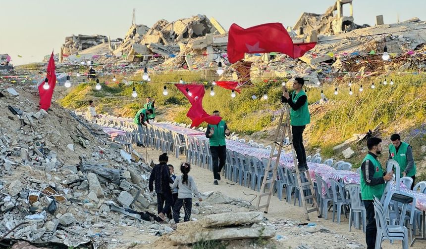 İDDEF, ramazanda kurduğu iftar sofralarıyla Gazzelilere moral oluyor