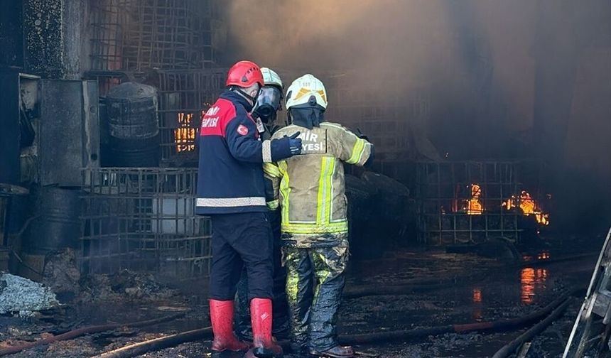 İzmir'de geri dönüşüm fabrikasında çıkan yangın kontrol altına alındı